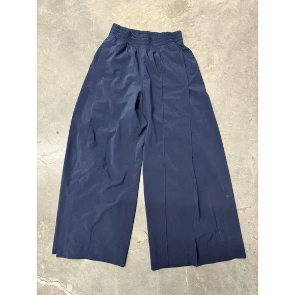 Lululemon Wanderer Culotte.True Navy. Womens. Sz 2 - Picture 2 of 16